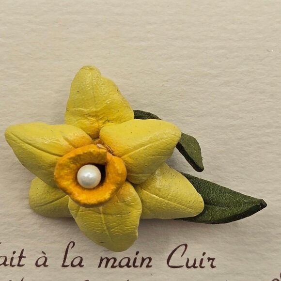 Handcrafted Hinterland Leather Flower Brooch Yellow Daffodil Pearl Canada w/ Box - Picture 4 of 8
